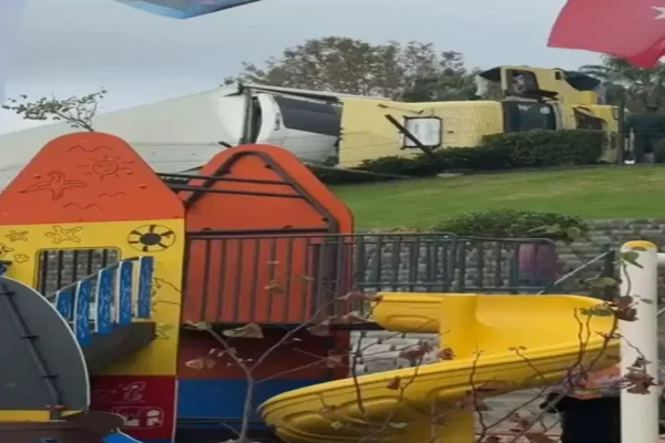 Faciadan dönüldü: TIR, çocuk parkının yakınında de... Faciadan dönüldü: TIR, çocuk parkının yakınında de...